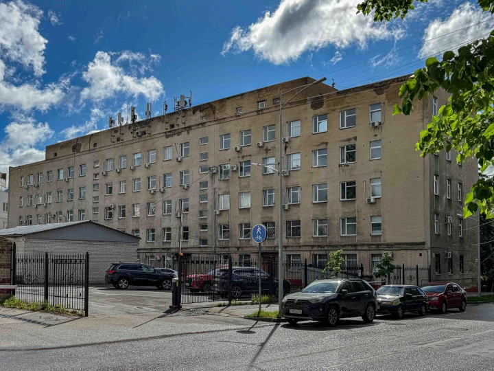 Лот: 1/2 доля в праве на нежилое помещение 702,9 кв.м.(5-й этаж) и 99/1000 долей в праве на земельный участок, по адресу: Липецкая область, г. Липецк, ул. Желябова, д.2